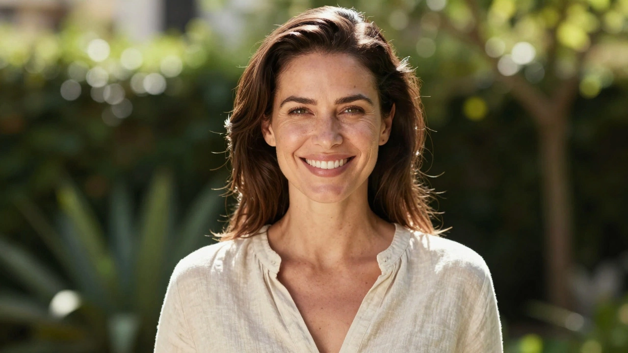 Женщина с сияющей кожей три месяца после полного курса лазерного омоложения