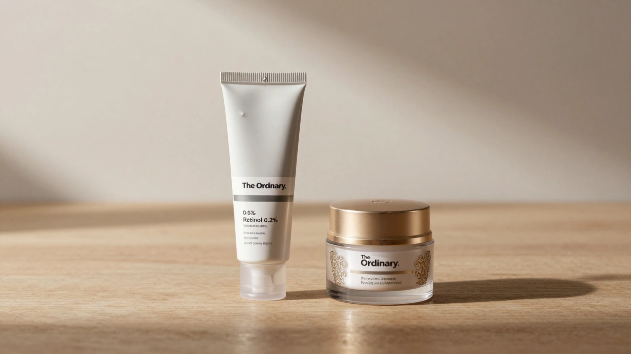 Простая сыворотка и дорогой крем рядом — акцент на состав, а не на упаковке.